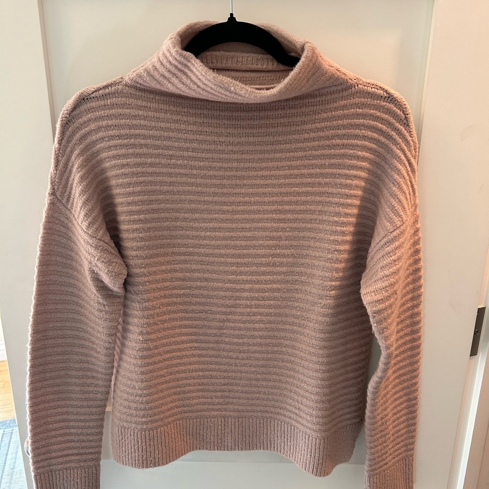 Madewell ribbed dusty pink sweater. Mock turtleneck. Size XS.
